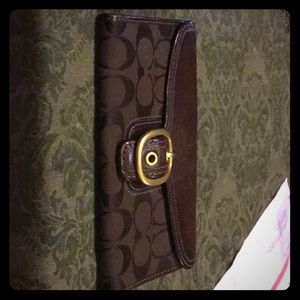 Coach wallet in brown. Theres a handbag.